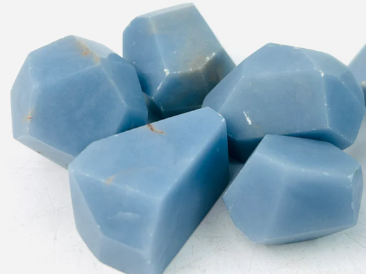 Angelite CrystalïŒMeaning,Healing Properties &How to use